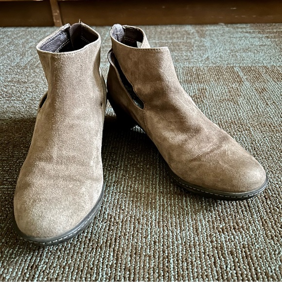 Dansko Shoes - Dansko Beige Suede Side Cut Outs Bonita Back Zipper Ankle Booties, size 39 8.5 9